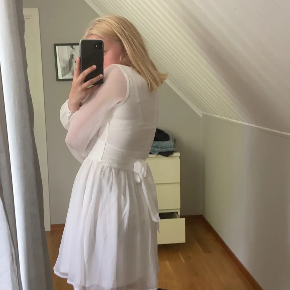 Jätte fin vit klänning som är endast använd en gång som konfirmationsklänning🥰 bra skick . Klänningar.