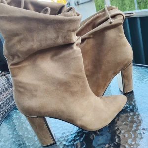 Dessa är riktigt bekväma! - Beige färgade klackskor med mocka tyg, super sköna med lite guld detaljer 🥰🦋 (frakt ingår) 