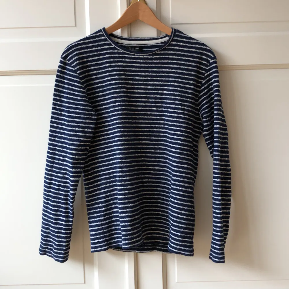 Snygg mörkblå tröja i bomull med vita ränder från Zara. Köpt 2013. Bra skick.. Tröjor & Koftor.