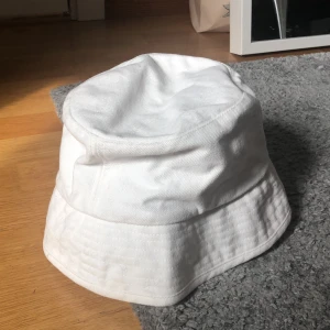 Vit buckethat  - Asnajs vit buckethat till sommaren! Från Åhléns, i ONESIZE