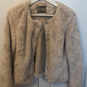 Jacka Vero Moda XS - En mjuk och härlig vår/sommar/höstjacka och rosa/beige i färgen. Väldigt fint skick och endast använd ett fåtal gånger. Hoppas någon anna kan få glädje av den då den bara hänger i garderoben 