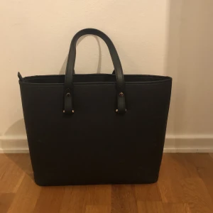 Väska - En jätte snygg väska från HM med bra utrymme i och i bra skick. Säljs för att den tyvärr inte kommer till användning längre. Köparen står för frakt. 