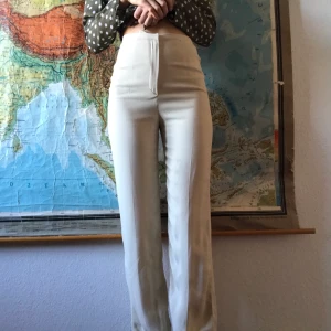 Eleganta äggvita Armani byxor  - Fina flödande byxor, sitter jättefint. En fläck på benet som eventuellt kan får bort. Därför säljs de billigt. 