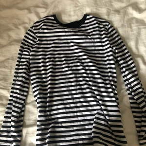 Randig tröja - Randig tröja från hm 🤍🖤🤍🖤 skit cool till svarta byxor och går att styla riktigt bra.