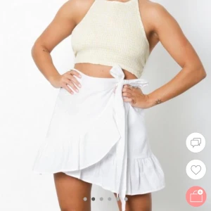 Vit volangkjol - En vit volangkjol från NLY Trend som går omlott och knyts på sidan 🥰 Använt den 2 gånger, så den är i bra skick! Säljer då jag inte har någon användning av den längre☺️