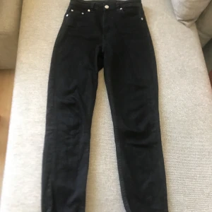 Weekday jeans! 💫 - I modellen Way storlek 25/30, endast använda 1-2 gånger   på grund av att modellen inte passar mig riktigt. 🥺  Nypris: 500:-