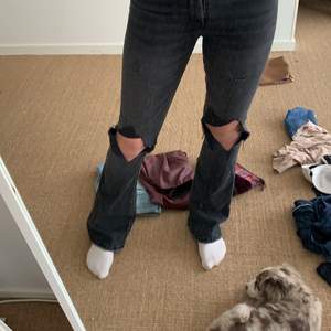 Snygga bootcut jeans ifrån Zara med hål på knäna, använda 2ggr