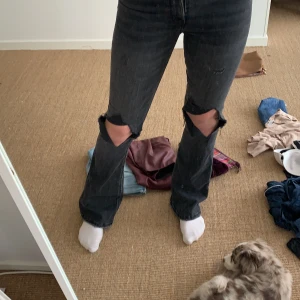 Bootcut jeans ifrån Zara - Snygga bootcut jeans ifrån Zara med hål på knäna, använda 2ggr