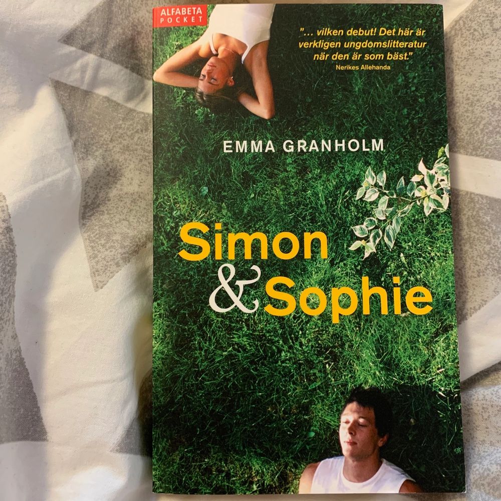 Simon & Sophie — en bok av Emma Granholm. Perfekt sommarläsning! Boken är i väldigt bra skick då den endast är läst en gång. Så gott som ny!⭐️ inköpspris ca. 60kr. Övrigt.