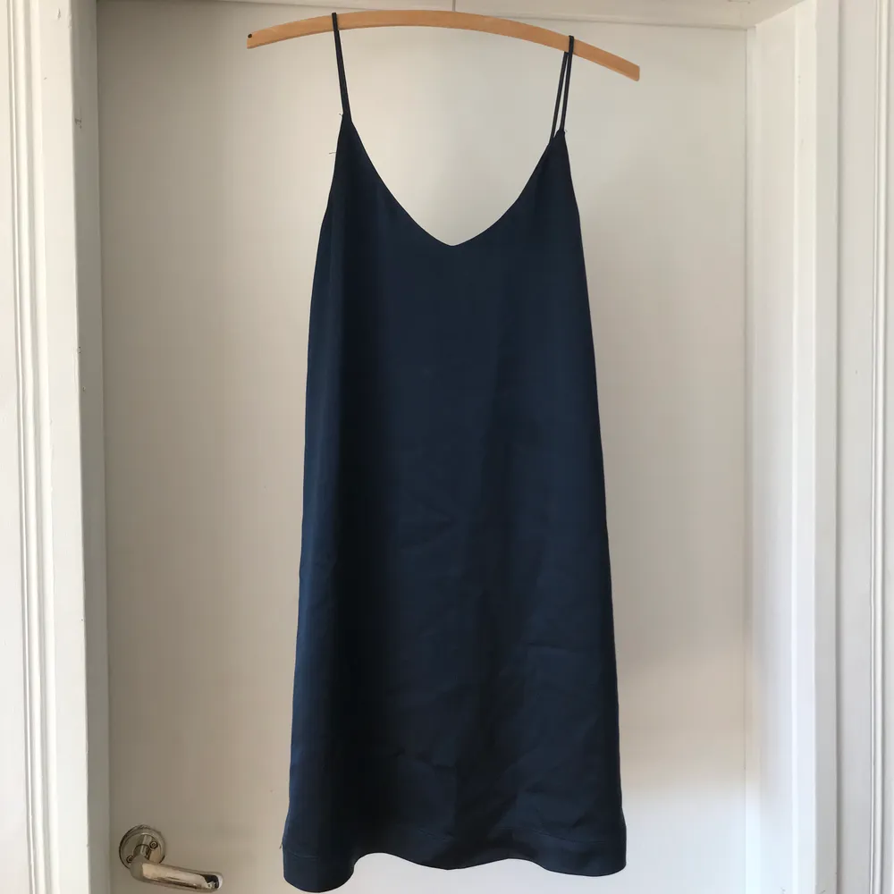Mörkblå sidenklänning från SamsoeSamsoe. Helt perfekt till hela sommaren. Mycket fint skick då använd fåtal gånger. Köparen står för frakt.. Klänningar.