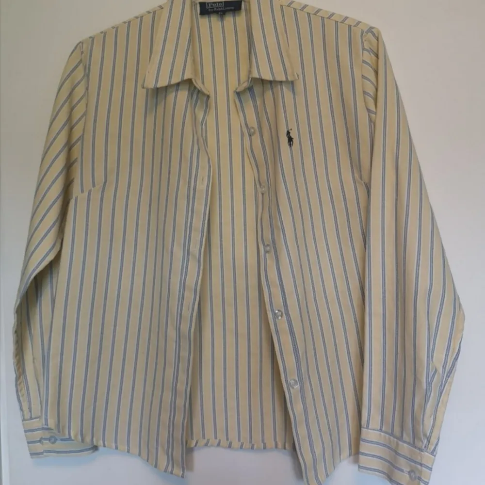 En vintage Ralph Lauren damskjorta.  Storlek XL men den är väldigt liten i storleken så passar S  ___________________ Hämtas i Majorna Swishbetalning. Skjortor.