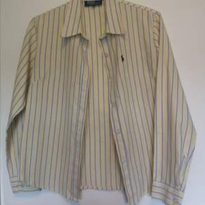 En vintage Ralph Lauren damskjorta.  Storlek XL men den är väldigt liten i storleken så passar S  ___________________ Hämtas i Majorna Swishbetalning