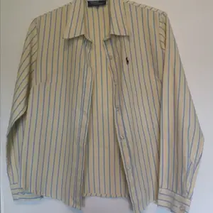 En vintage Ralph Lauren damskjorta.  Storlek XL men den är väldigt liten i storleken så passar S  ___________________ Hämtas i Majorna Swishbetalning