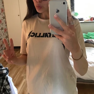 Metallica t-shirt - En ljusrosa/beige metallica t-shirt, från HM, i strl. S🤘, frakt tillkommer senare💖💕 Bra skick!