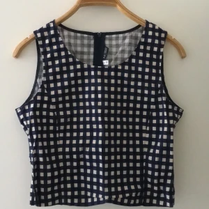 Gulligt vintagekit från Armani! - Jättegulligt sommarkit me blus och kapribyxor från Armani! Väldigt fint skick och äkta vara! Byxorna sitter lite högt i midjan och blusen matchar perfekt me byxorna. Dragkedja på blusen längst hela ryggen. Skriv för mer bilder 💕