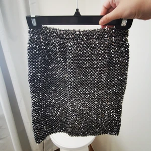 Superstrecthig kjol glittrig - Onezise kjol, använd en gång. Passar alla från strl S-L, formar sig efter din kropp. Väldigt bekväm. Glitterpaljetter. Från DM Retro. 