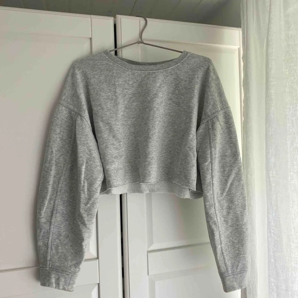Snygg croppad sweatshirt från Zara, säljer då den inte används! (Första bilden är inte min men den sitter likadant!) Köpare står för frakt💕. Skjortor.