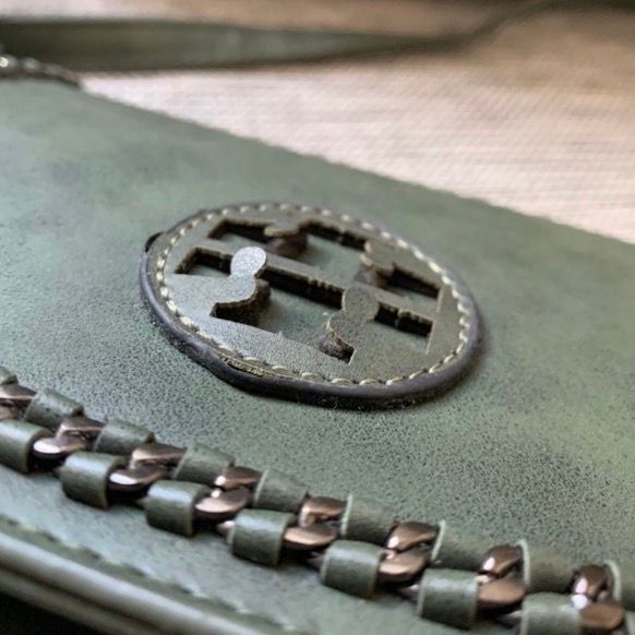 Skitsnygg väska, märkeskopia från märket Tory Burch. Aldrig använd så i nyskick, det ända är att märket av någon anledning sticker upp om man kollar från sidan (se sista bilden) men ingenting man tänker på speciellt mycket! Frakt tillkommer och betalning. Väskor.