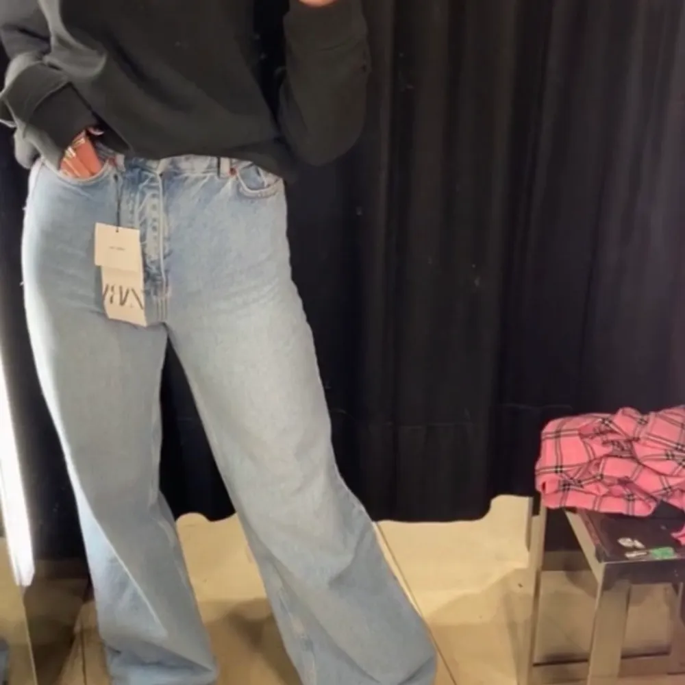 HELT NYA! Andlig använda jeans från Zara, slutsålda. Köpta för 399kr så startar budet där då det finns stor efterfrågan. Frakt är 63kr. Jeans & Byxor.