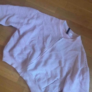  - Rosa glittrig ”bomber” tröja. Dragkedja och två fickor. Använd fåtal gånger
