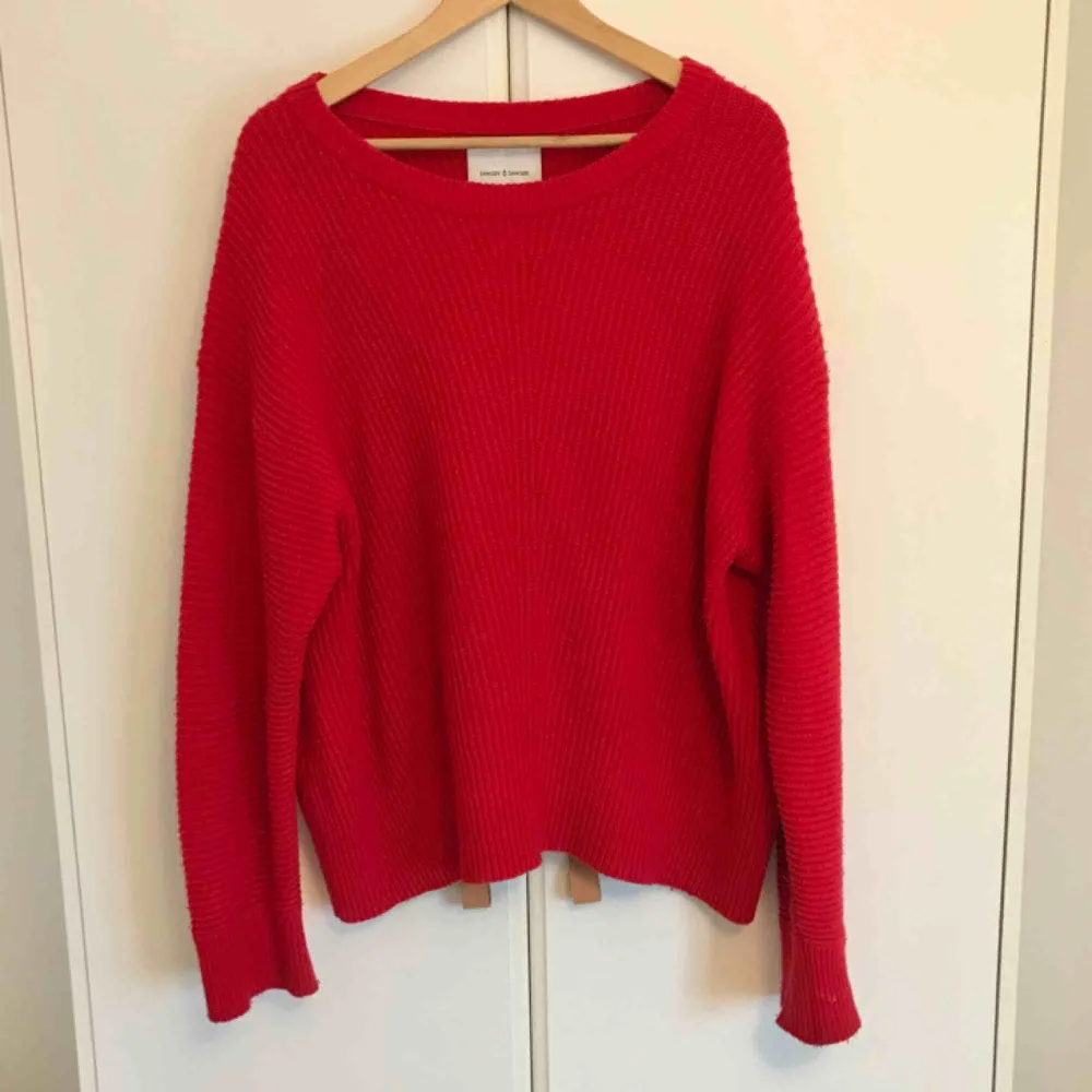 Snygg röd tröja från samsøe. Material: 55% Merino wool 20% Cotton 25% Nylon Modell: zera o-neck Storlek: L men jag har vanligtvis M och tycker om när den är lite oversize.. Tröjor & Koftor.