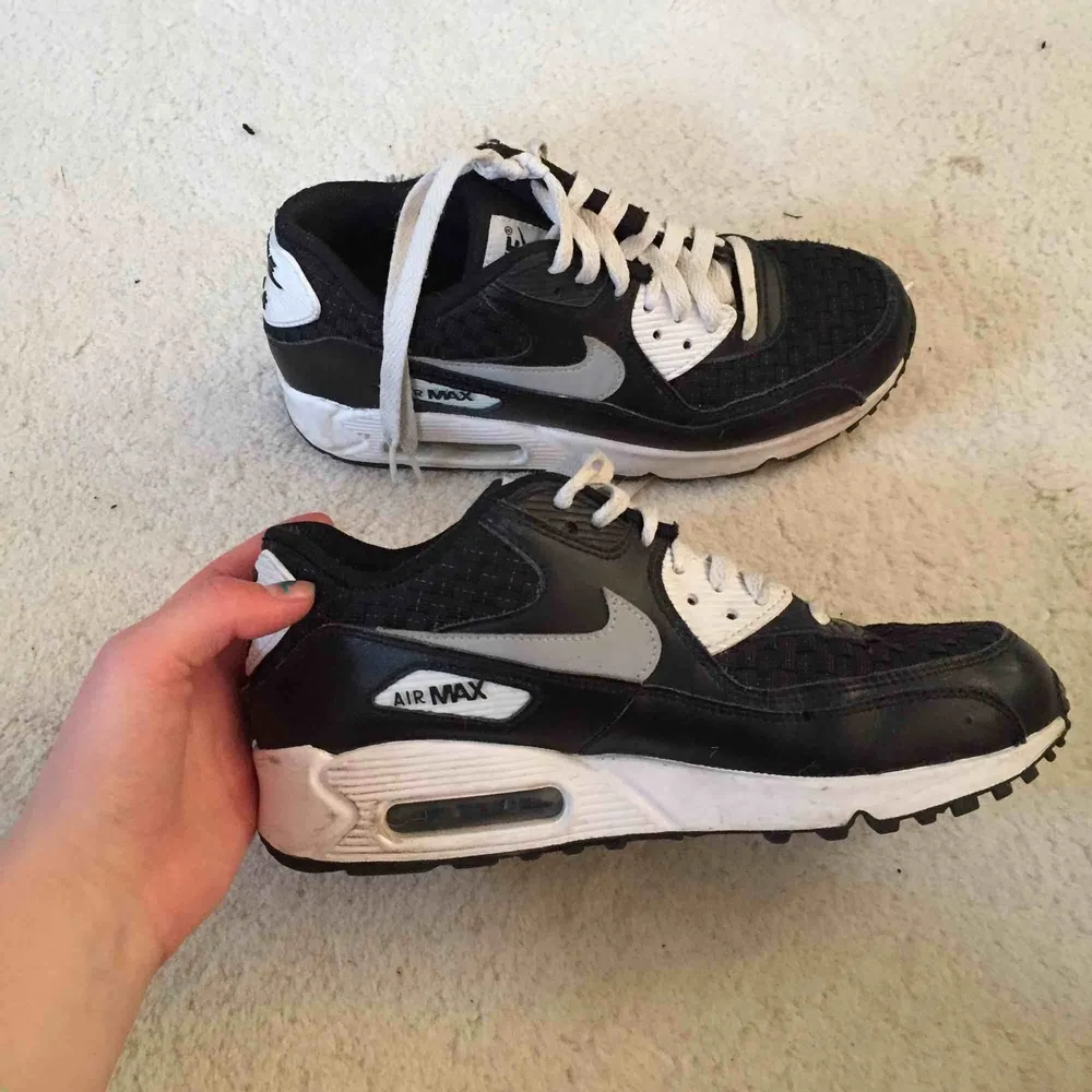 Rena Nike AirMax i väldigt bra skick!. Skor.