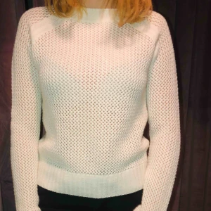  - Det är en stickad tröja. Den är lite genomskinlig men fungerar fint med ett linne under.