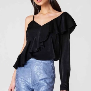  - Jag säljer denna fina blus från NA-KD. Aldrig använt, den har bara legat i garderoben då jag inte hann skicka tillbaka den. Strl 36  200:- + frakt 