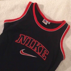  - Skitsnyggt Nike-linne från beyond retro. Frakt ingår i priset ❣️