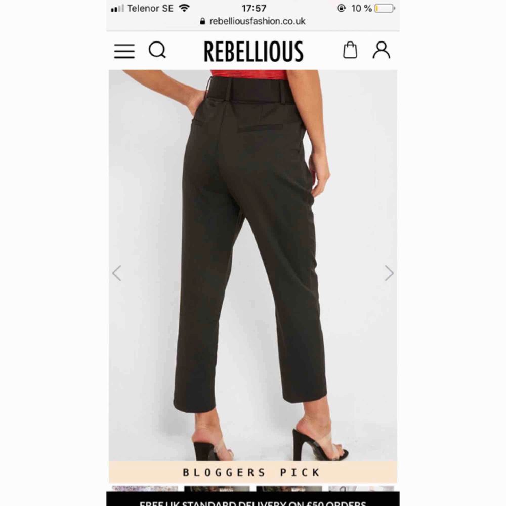 Super fina kostymbyxor med ett bälte! Helt ny & oanvända! Säljs då det köptes fel storlek. . Jeans & Byxor.