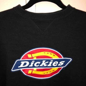  - Dickies sweatshirt som knappt är använd