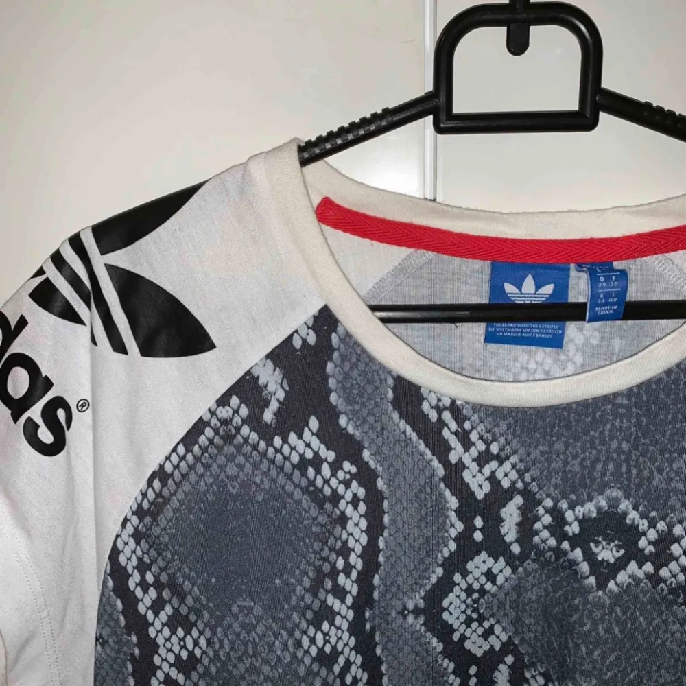 Adidas tshirt i bra skick!  Storlek XS frakt: 39kr. T-shirts.