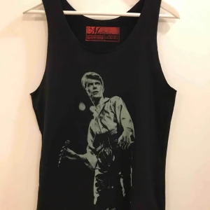  - David Bowie linne i storlek S.  30:- plus frakt 9:- =39:-  