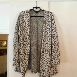  - Lätt glittrig leopardkofta i bra skick. Finns att hämta i Uppsala. Kan även posta, säljaren betalar då frakt.