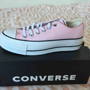  - Äkta Converse säljes pga. fel storlekar.  Har tre par i stl. 36, 36,5 & 37,5 Aldrig använda🌸 Nypris 300kr. köpare står för frakt💌