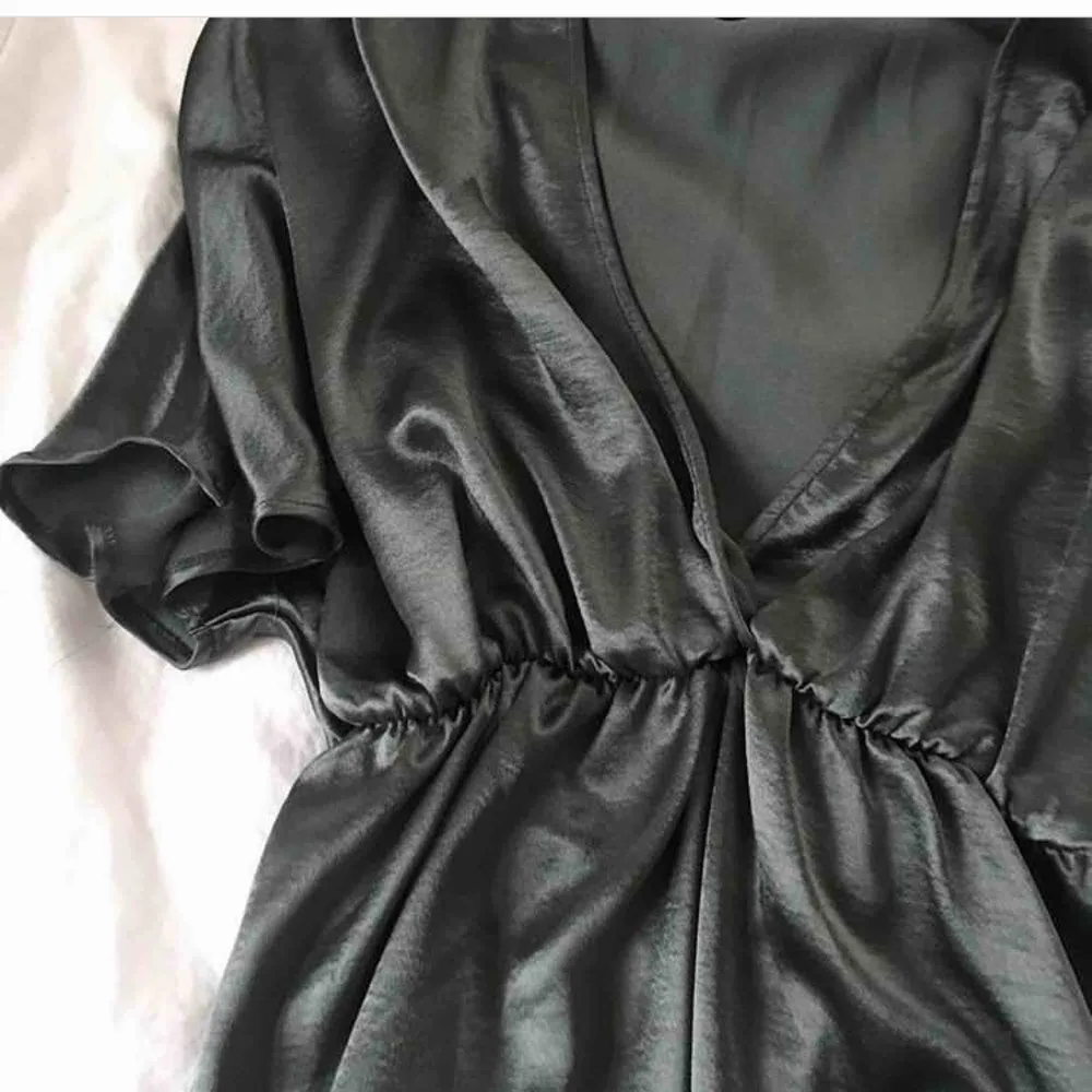 Jättefin klänning från Gina tricot, använd 1-2 gånger, nypris 499. ☺️ frakt på 39 kr tillkommer . Klänningar.