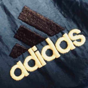  - Jacka från adidas köpt här på plick! Använder den tyvärr inte längre, men den är så jäkla snygg! 