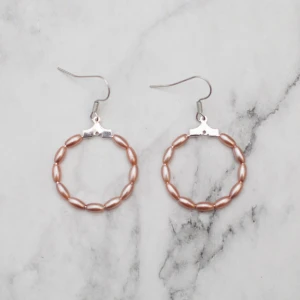  - Fina örhängen i silver, krokarna ska vara nickelfria. 9:- i frakt tillkommer.