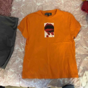  - Orange t-shirt från carlings 