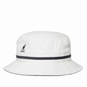  - Oanvänd kangol hat i tennis feeling. Nypris 549kr