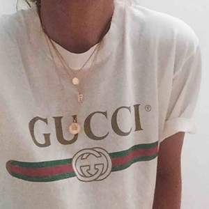 Gucci t-shirt, vintage modellen (a-kopia) . Endast använd 1 gång, nyskick! . Köparen står för frakten - 50kr