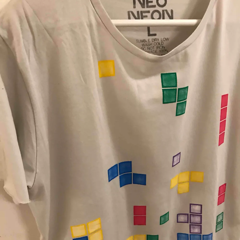 Tetris t-shirt, står storlek Large, men är mer som en Medium. Ny och inte använd. Frakt 18:-. T-shirts.