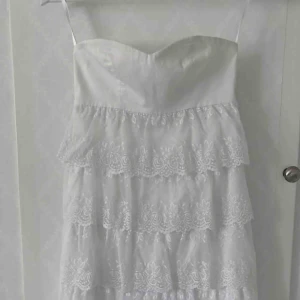  - Passar som studentklänning eller bara vanlig examensklänning. Den är som ny och köpt för 499kr på MQ. Den ger en väldigt somrig känsla🥰