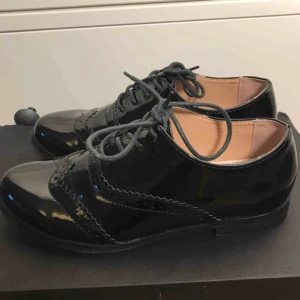  - Lackskor från danska märket Ichi. Storlek 36 men är små i storlekarna. Aldrig använda. 