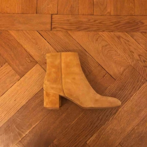  - Mei ankle boots i mocka från ATP Atelier. Nyskick, använda en gång. Nypris 3600kr 