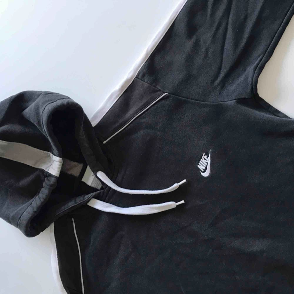 Vintage Nike hoodie i storlek S. Vit rand på ärmarna och luvan (helsvart på ryggen.) Har två fickor där fram!. Huvtröjor & Träningströjor.