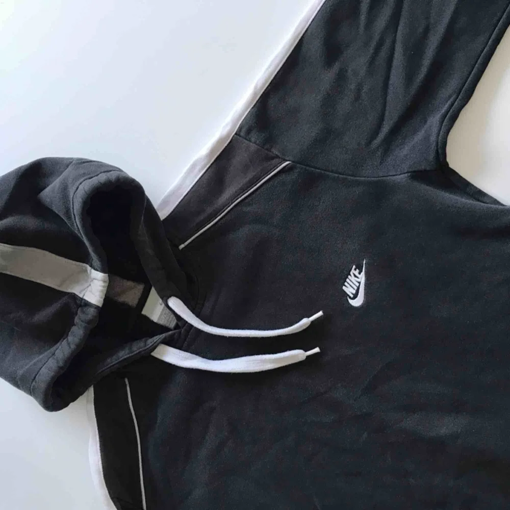 Vintage Nike hoodie i storlek S. Vit rand på ärmarna och luvan (helsvart på ryggen.) Har två fickor där fram!. Hoodies.