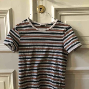  - Randig T-shirt från weekday, supersnygg till blå jeans. Kan mötas upp i Gbg annars tillkommer frakt✨