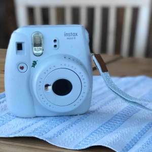  - Säljer nu min polaroid kamera pga använder den tyvärr nästan aldrig längre, ett år gammal Medföljer också en svart kamera väska till kameran. Jag står ej för frakten! 