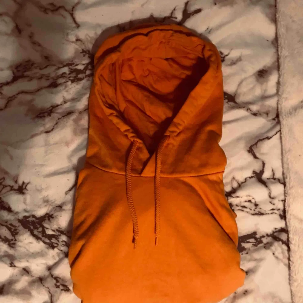 Jättefin och skön orange/gul hoodie från Cubus!!Använd fåtal gånger, frakt tillkommer i priset. Priset kan diskuteras vid snabbt köp!. Hoodies.